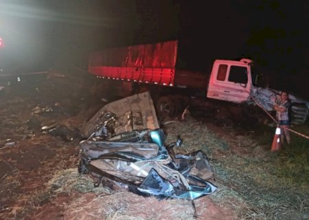 Dupla morre após colisão entre carreta e caminhonete próximo de Itahum