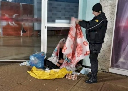 Guarda Municipal Distribui Cobertores a Moradores de Rua