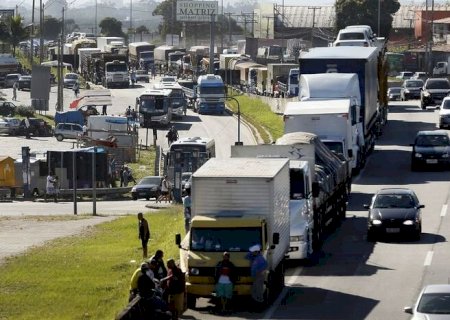 Caminhoneiros recebem auxílio com parcela dobrada