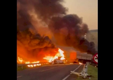 Acidente gravíssimo entre carretas deixa mortos na BR-163