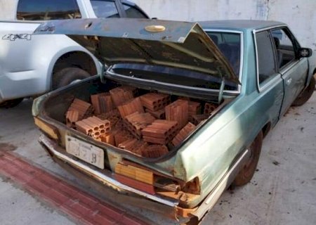 Ladrões de tijolos tentam fugir da Guarda e caem com carro em barranco