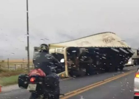 Vendaval destelha barracões e tomba duas carretas na BR-163