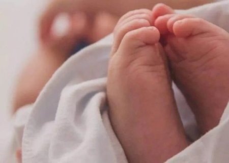 Bebê de 3 meses morre ao ficar preso de ponta cabeça em berço