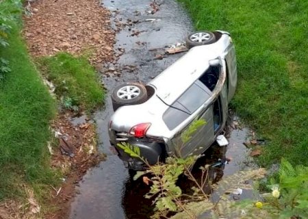 Veículo com três pessoas cai de ponte e polícia acredita em problema mecânico