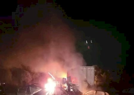 Homem mata ex, esfaqueia os filhos dela e joga carro contra caminhões na BR-163