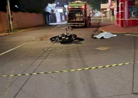 Motociclista não respeita sinalização e morre ao bater em caminhão da coleta de lixo em Campo Grande