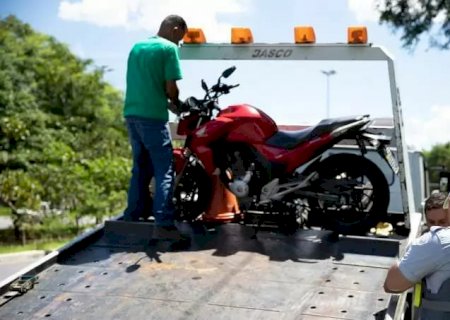 CCJ aprova proibição de remoção de veículo estacionado irregularmente se condutor puder retirar o carro