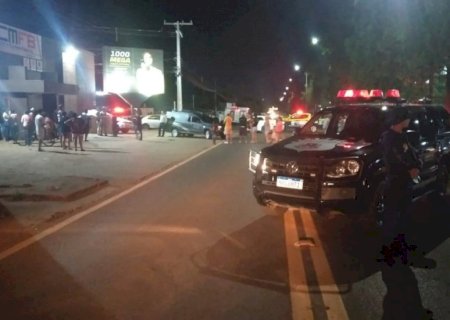 Mulher morre e três pessoas ficam feridas após colisão entre veículos