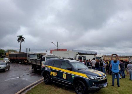 Manifestantes bloqueiam 'Trevo da Bandeira' em Dourados