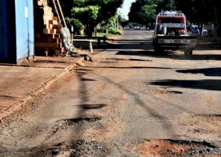 Desviando de um buraco para cair em outro, populares reclamam de rua 'esfarelando'