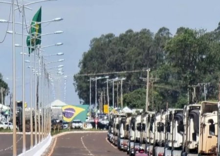 Promotor manda multar carretas em frente ao quartel