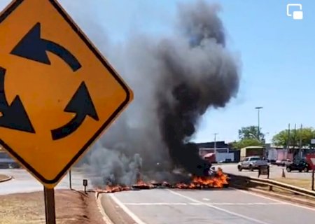 Corpo de Bombeiros e PRF são acionados para controlar incêndio no Trevo da Bandeira