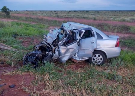 Acidente entre carro e caminhonete deixa três pessoas mortas