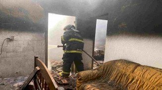 Homem coloca fogo em guarda-roupa e tranca os pais dentro da casa