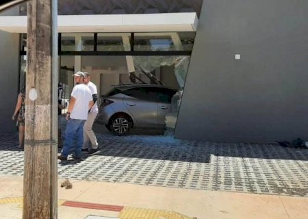 Carro invade loja após acidente em Dourados