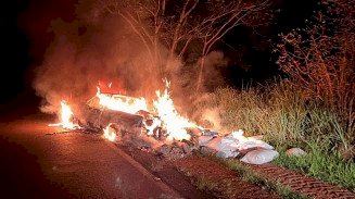 Carro carregado de droga fica completamente destruído em incêndio na BR-376