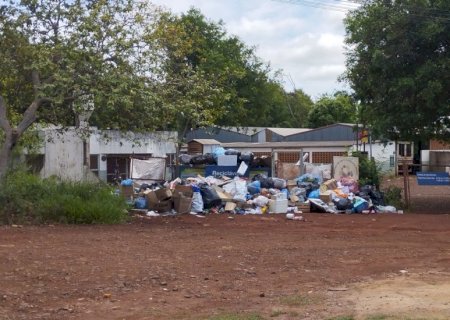 Moradores Reclamam de Lixo Deixado em Frente a Agecold