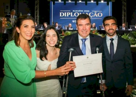 Emocionado e ao lado da família, Eduardo Riedel é diplomado governador de Mato Grosso do Sul