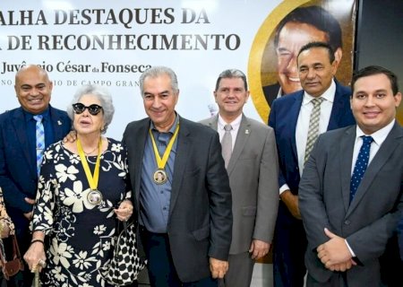 Reinaldo recebe medalha de reconhecimento