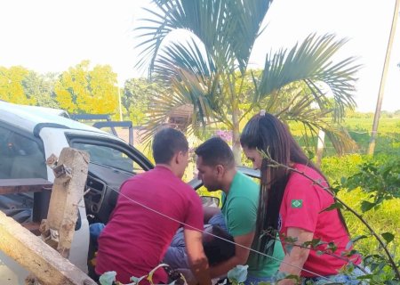 Acidente deixa 4 feridos, Bombeiro à paisana fez primeiros socorros até equipe chegar