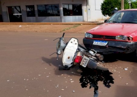 Colisão envolvendo moto e carro deixa mulher gravemente ferida em Dourados