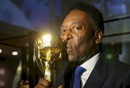 Pelé morreu por insuficiência renal, insuficiência cardíaca, broncopneumonia e adenocarcinoma de cólon, aponta atestado de óbito