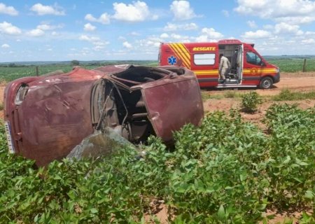 Capotamento termina com ocupantes arremessados para fora de veículo