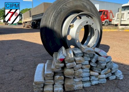 Polícia apreende maconha escondida em estepe de pneu de ônibus de turismo