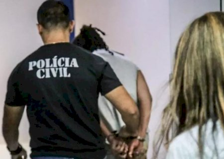 Mãe de menina assassinada ao lado de irmãos é presa após ficar 7 horas fora de casa