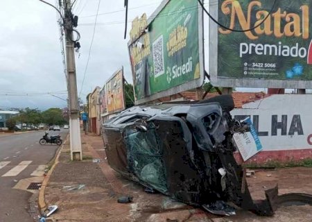 Veiculo Capota Após Colisão no Centro de Dourados