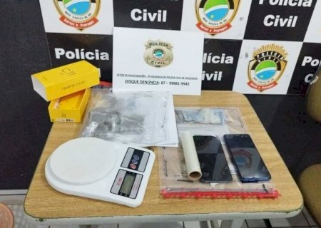 Dupla é presa na Vila Cachoeirinha acusada de tráfico de drogas