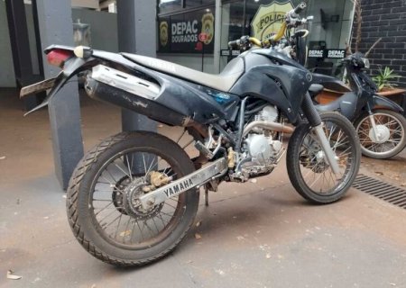 Em atitude suspeita, rapaz é preso flagrado como motocicleta furtada