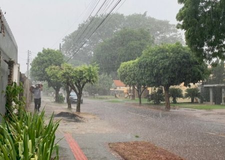 Apesar do alerta de tempestade, chuva chega calma em Dourados