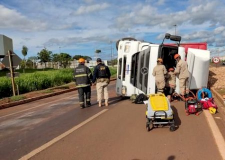 Carreta Tomba no Trevo de Acesso em Dourados