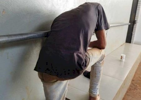 Homem furta bicicleta enquanto popular vendia água no semáforo