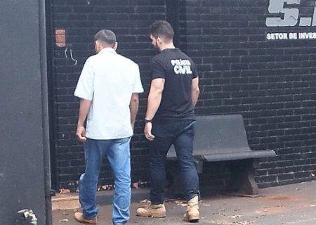 Homem que matou amigo a golpes de machadinha se apresenta na delegacia