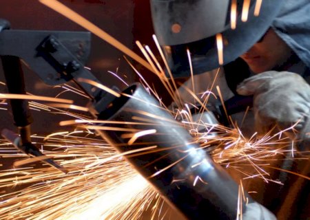 Produção e emprego da indústria recuam em janeiro, mostra CNI