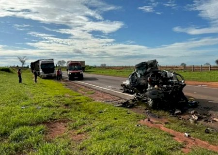 Acidente entre carreta e Ranger mata 5 pessoas, entres elas 2 crianças