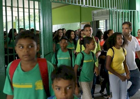 Volta às aulas mobiliza 180 mil estudantes em MS