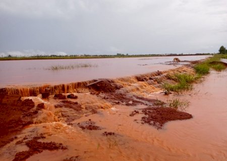 Obra de aeroporto faz barragem transbordar e deixa família ilhada em sítio em Dourados