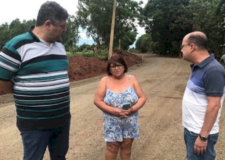 Moradores de Picadinha contemplam chegada do asfalto após 40 anos