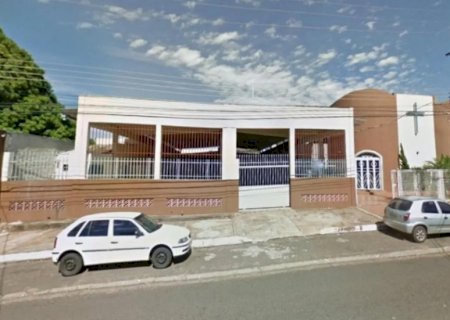 Idoso morre após subir em telhado de igreja para reparos e cair