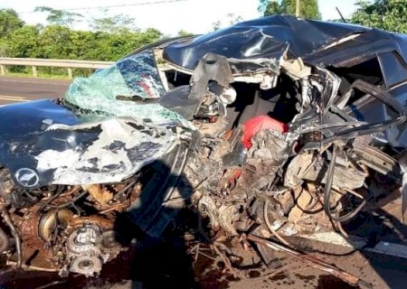 Carros batem de frente e motoristas morrem na fronteira