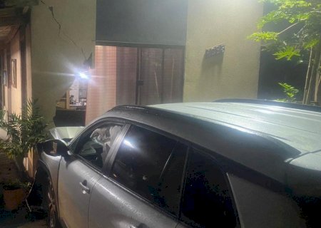 Homem de 21 anos invade residência e derruba parede com veículo em Dourados