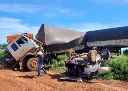 Carro fica destruído em acidente entre Itaporã e Maracaju