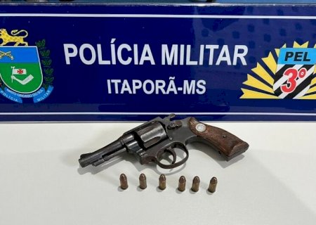 Arma de fogo é apreendida com idoso bêbado em conveniência