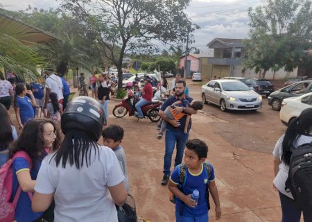 Trânsito Caótico em Frente a Escola Caic Gera Transtorno