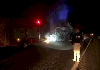 Motorista de fusca morre após bater de frente com carreta na BR-163