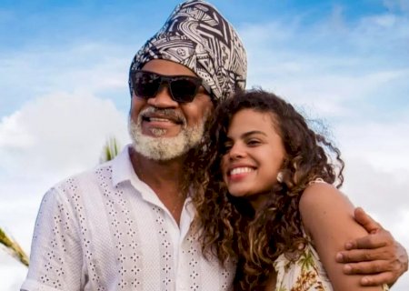 Carlinhos Brown se emociona com a filha em ‘Travessia’ e atribui vocação à Marieta Severo