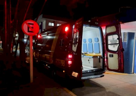 Mulher com criança no colo é agredida a golpes de facão em Dourados; quase amputou a mão